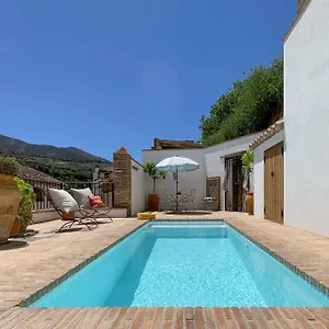 https://idyllic-spanish-village-home-stunning-views-private-pool.es-andalucia.com